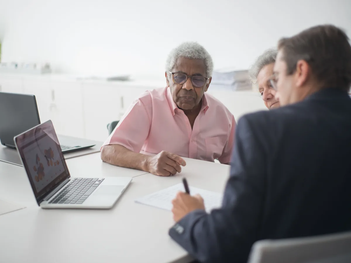 Conseiller échangeant avec des seniors