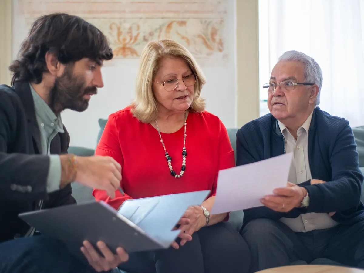 Couple senior accompagné par un conseiller
